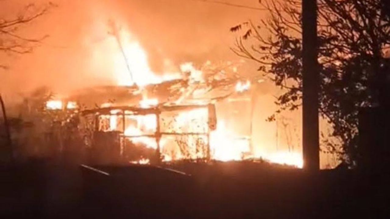 Tekirdağ Hayrabolu'da Korkutan İş Yeri Yangını İtfaiyeyle Söndürüldü