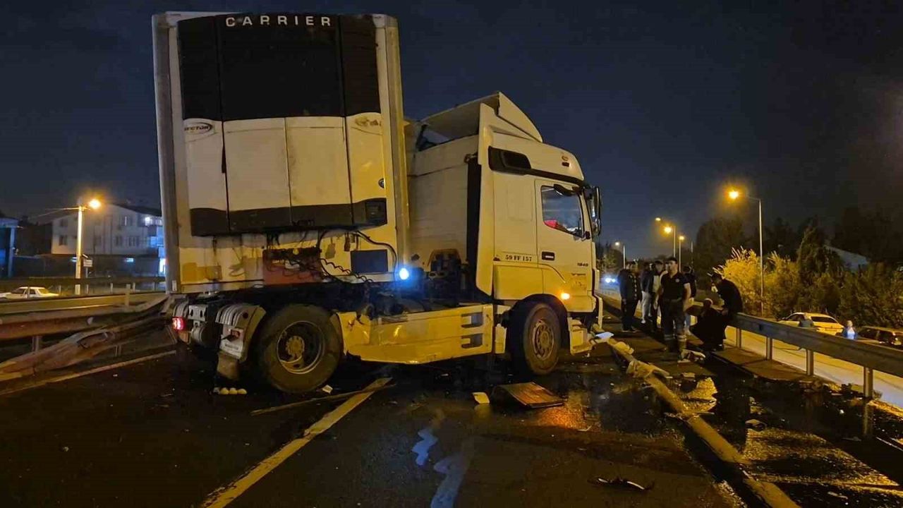 Tekirdağ-İstanbul yolunda tır bariyerlere çarptı: Trafik kapandı