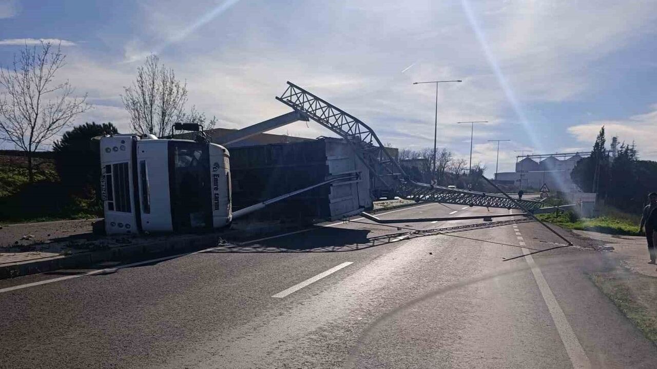 Tekirdağ Muratlı'da Açılan Kamyon Damperi Direkleri Yıktı