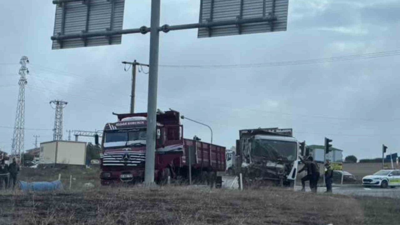 Tekirdağ Saray'da Işıklı Kavşakta İki Kamyon Çarpıştı — 2 Yaralı