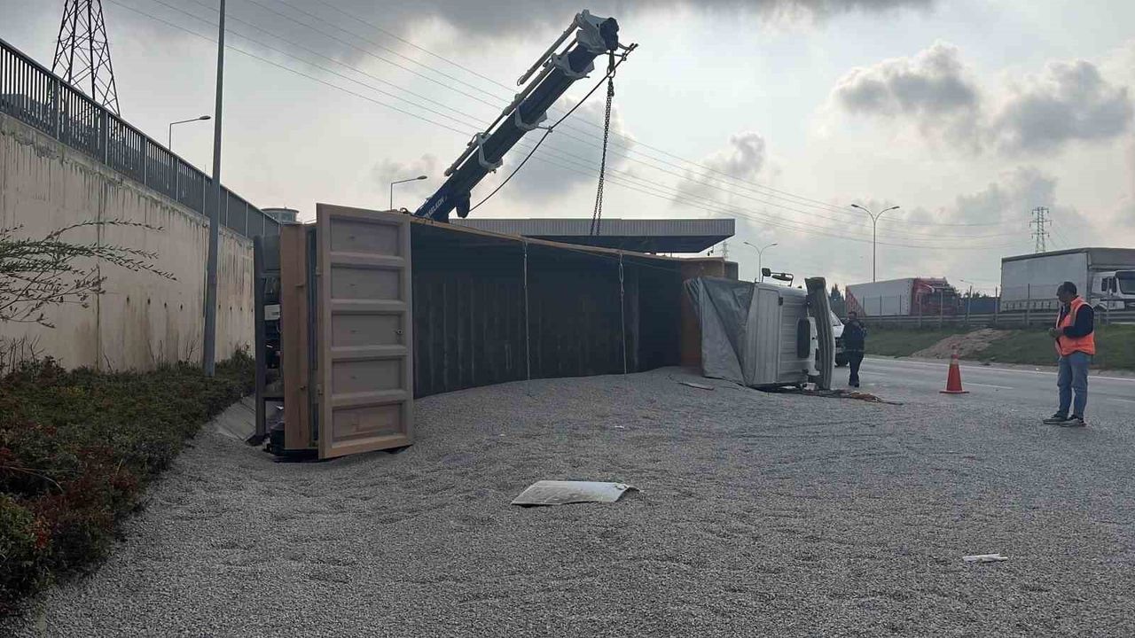 TEM Otoyolu Kocaeli'de mıcır yüklü kamyon devrildi: 1 yaralı