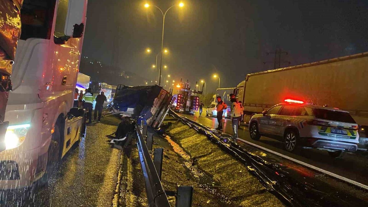 TEM Otoyolu'nda tır devrildi: Granül yola saçıldı, 1 yaralı