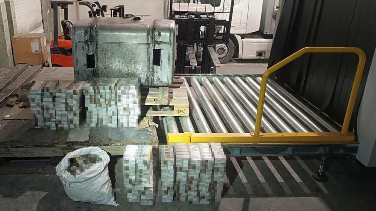 Tırın Yakıt Deposundan bin 800 Paket Kaçak Sigara Çıktı