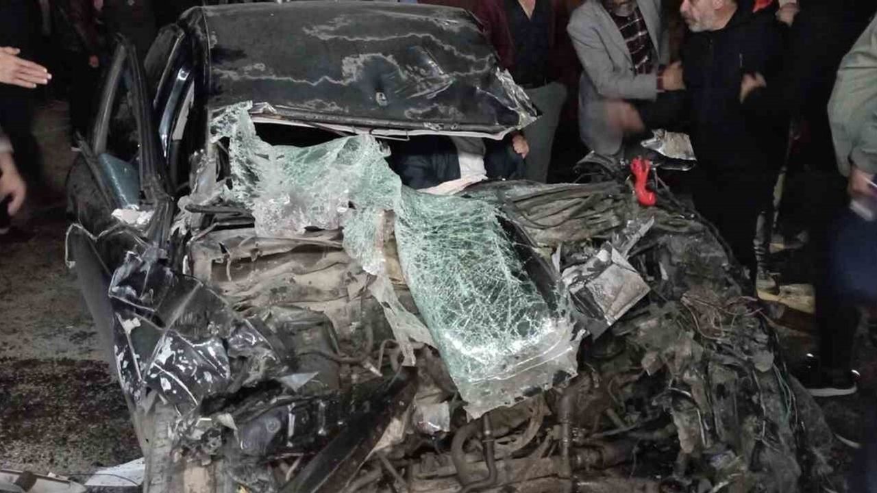 Tokat'ta Otomobil Tır Dorsesine Çarptı: Sürücü Sıkıştı, Güçlükle Kurtarıldı