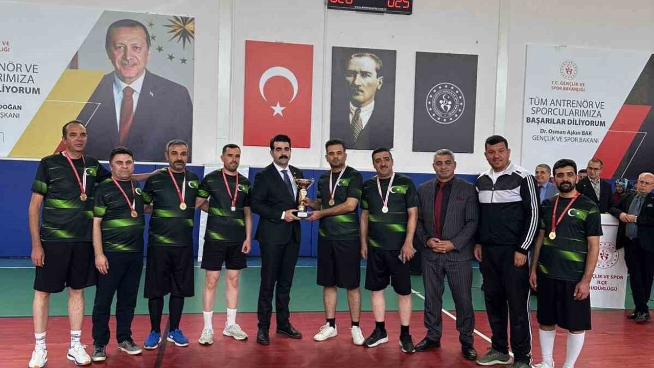 Tomarza'da 24 Kasım Öğretmenler Günü Voleybol Turnuvası Sona Erdi