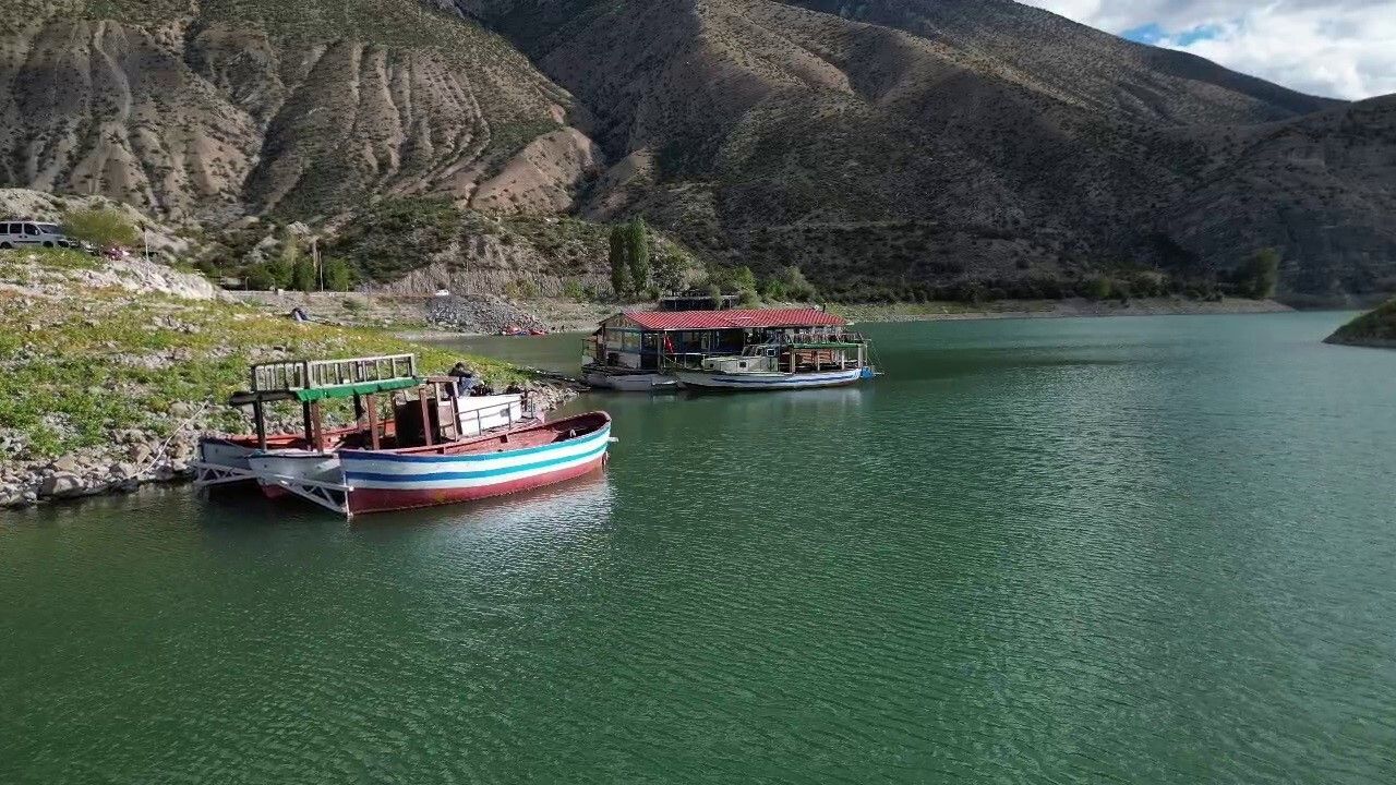 Tortum Gölü'nde Yüzen Ev Uzundere'yi Turizme Taşıyor