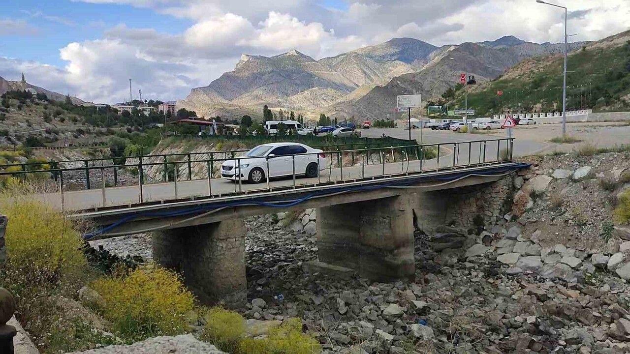 Tortum Şelalesi Girişindeki Eski Köprü Güvenlik Riski Oluşturuyor