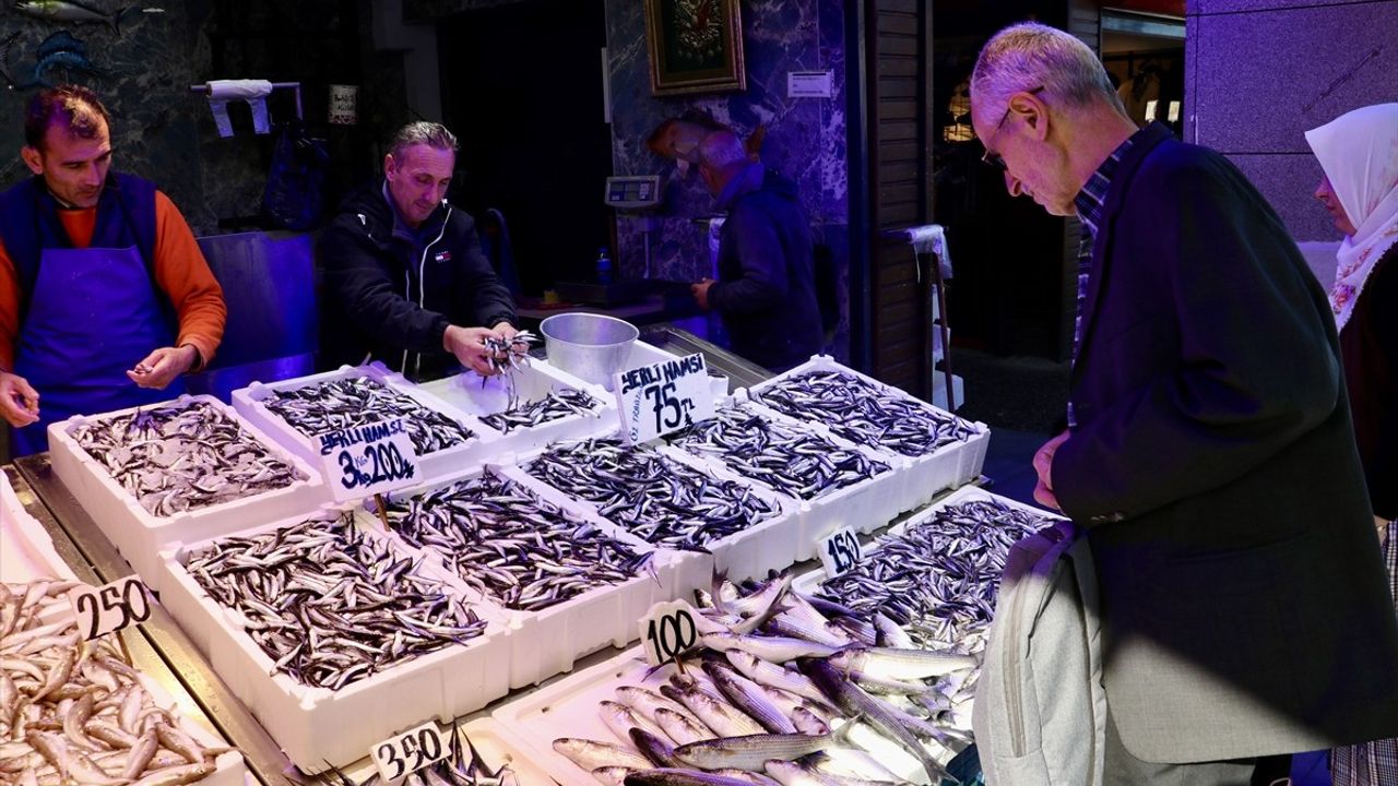 Trabzon'da Hamsi Bolluğu: Kilogramı 75 TL'ye Tezgahlarda