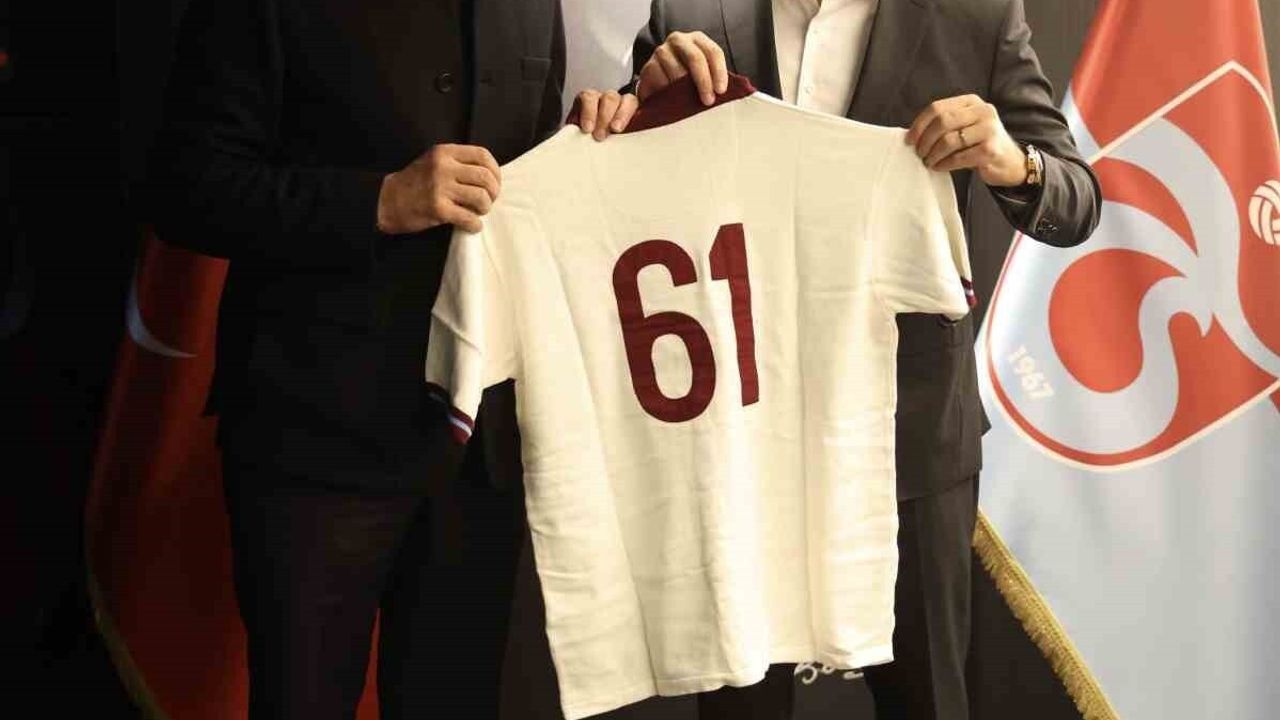 Trabzonspor Başkanı Doğan'dan TFF Başkanı Hacıosmanoğlu'na Tarihi Forma Hediye