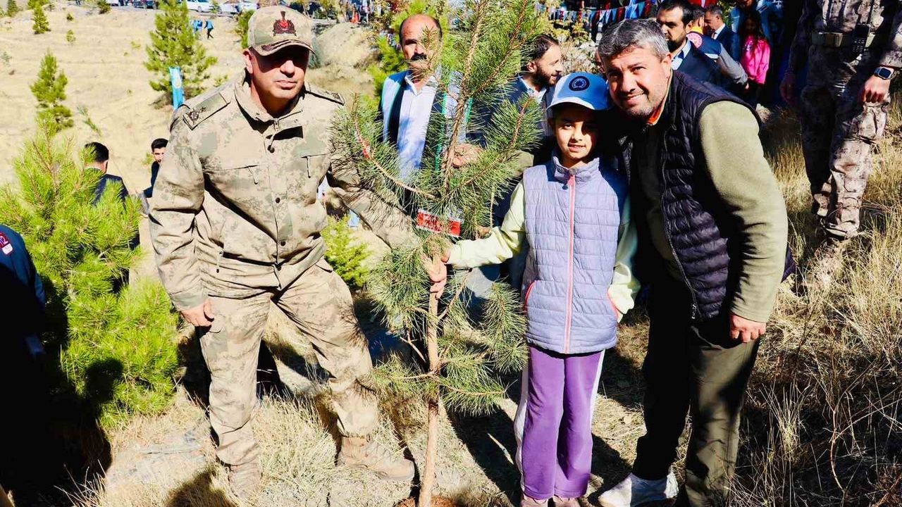 Tuğgeneral Öz, Hakkari’de Şehit Yakınlarıyla Fidan Dikti