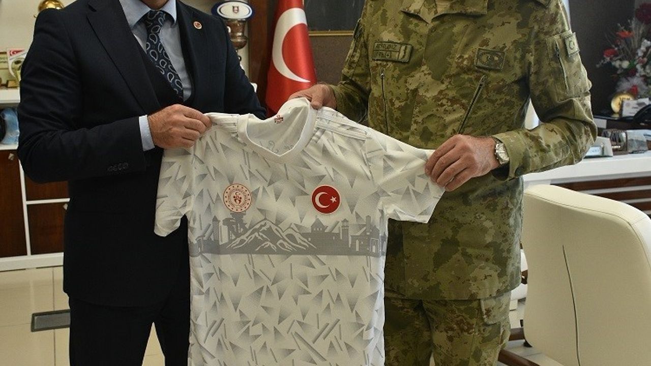 Tümgeneral Osman Akyıldız, Erzurum Gençlik ve Spor İl Müdürlüğü'nü Ziyaret Etti