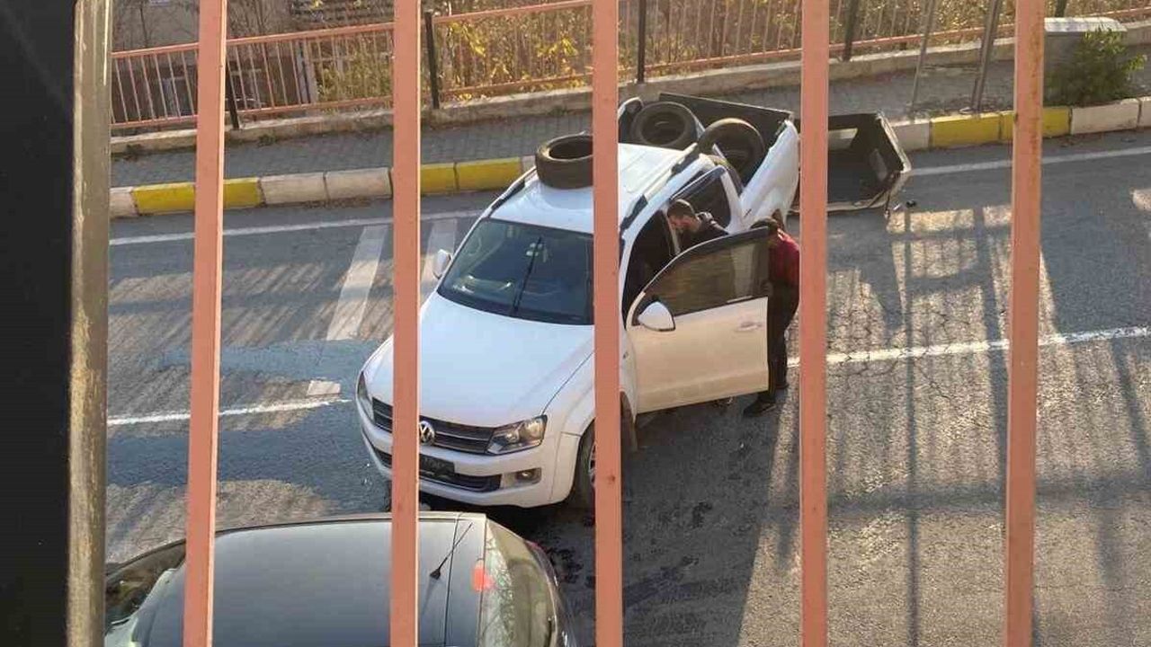 Tunceli'de kamyonet 7 metreden düştü: 4 yaralı