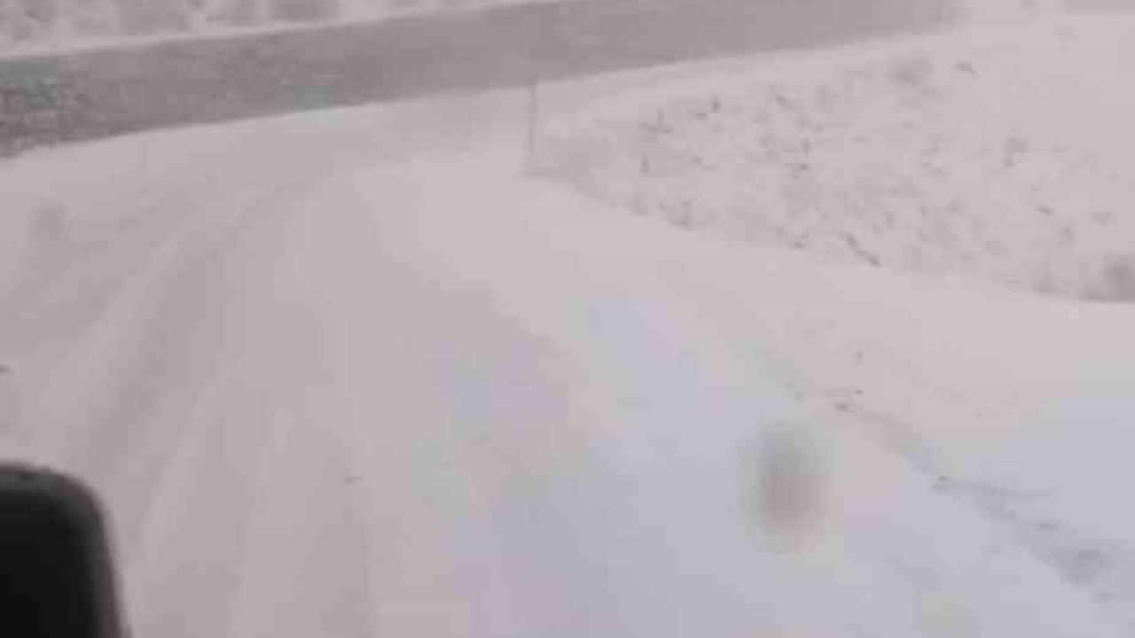 Tunceli'de Kar Etkili: Hozat-Ovacık Yolunda Karla Mücadele Başladı