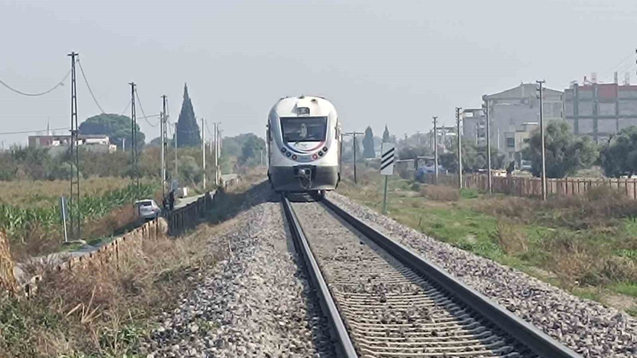 Turgutlu’da Hemzemin Geçitte Kaza: Kamyonetin Kasası Koptu