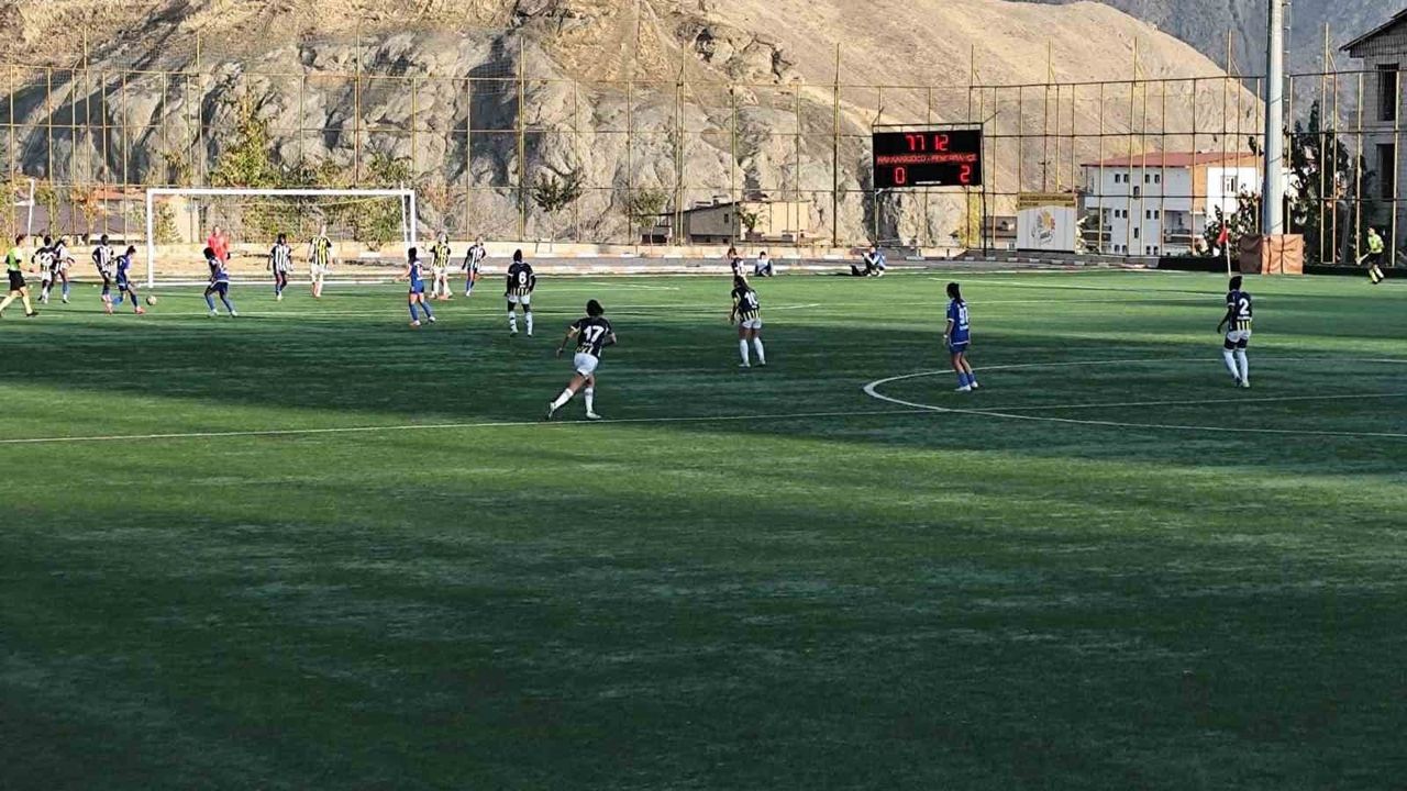 Turkcell Kadın Futbol Süper Ligi: Fenerbahçe Hakkarigücü'yü 2-0 Yenerek Liderliğini Korudu
