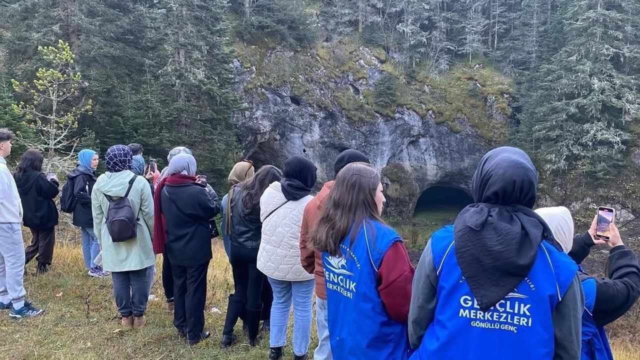 Türkeli'de Doğa Yürüyüşü: Hacıağaç Yaylası'nda Müzik, Temizlik ve Ok Atışı