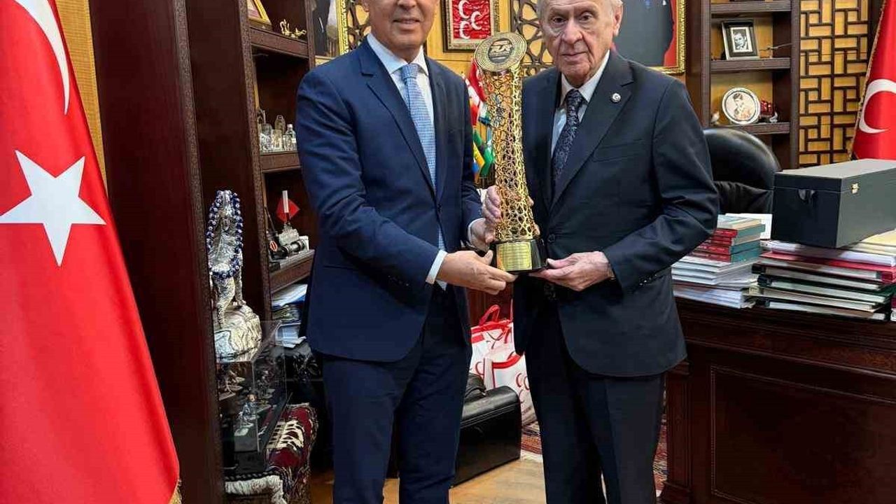 Türkiye Bisiklet Federasyonu'ndan Devlet Bahçeli'ye Ziyaret ve Kupa Takdimi