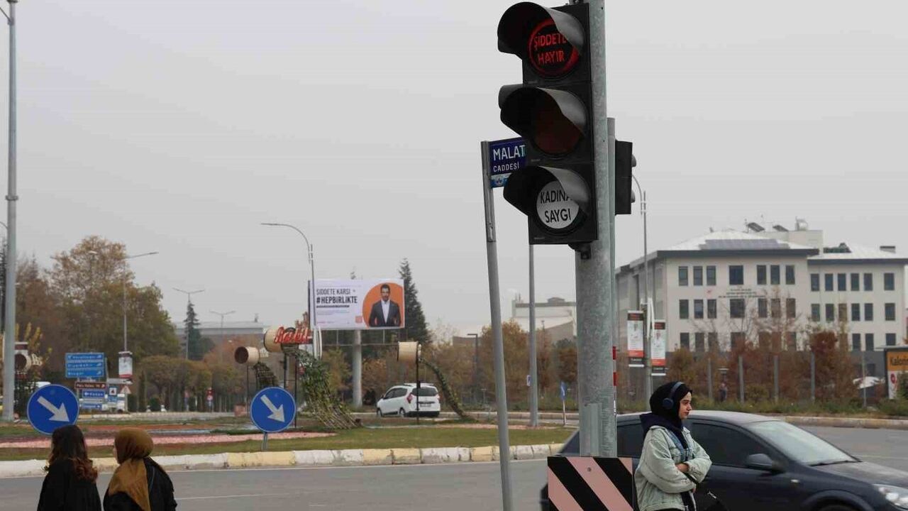 Türkiye’de İlk: Trafik Sinyalizasyonlarında 'Şiddete Hayır' ve 'Kadına Saygı'