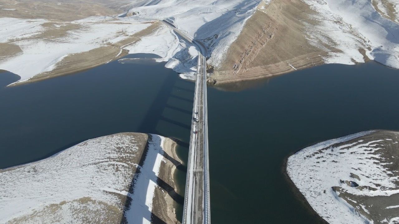 Turnaçayırı Barajı'nda Masalsı Kış: Drone ile Karla Kaplanan Köprü