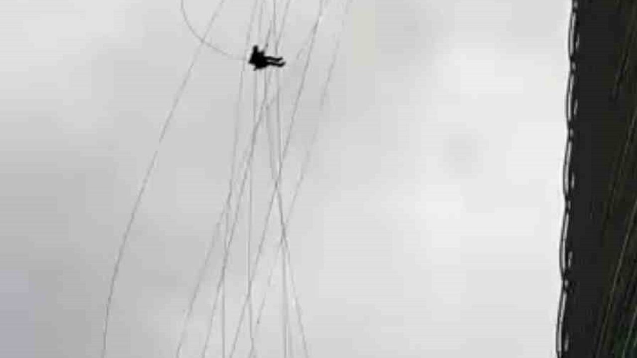 Ümraniye'de Korku Dolu Anlar: Gökdelen İşçileri Kuvvetli Rüzgarda 2 Buçuk Saat Savruldu