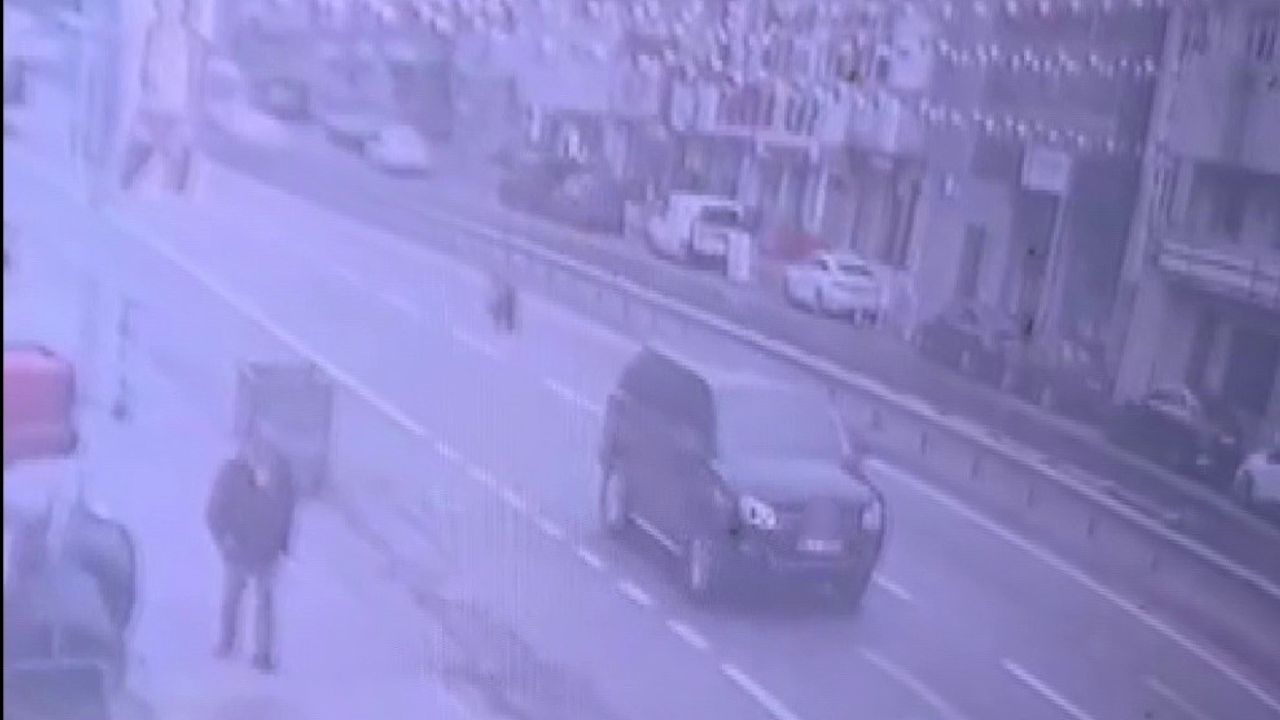 Ümraniye'de sürücüsüz motosiklet kaldırıma çarptı: Yaya kıl payı kurtuldu