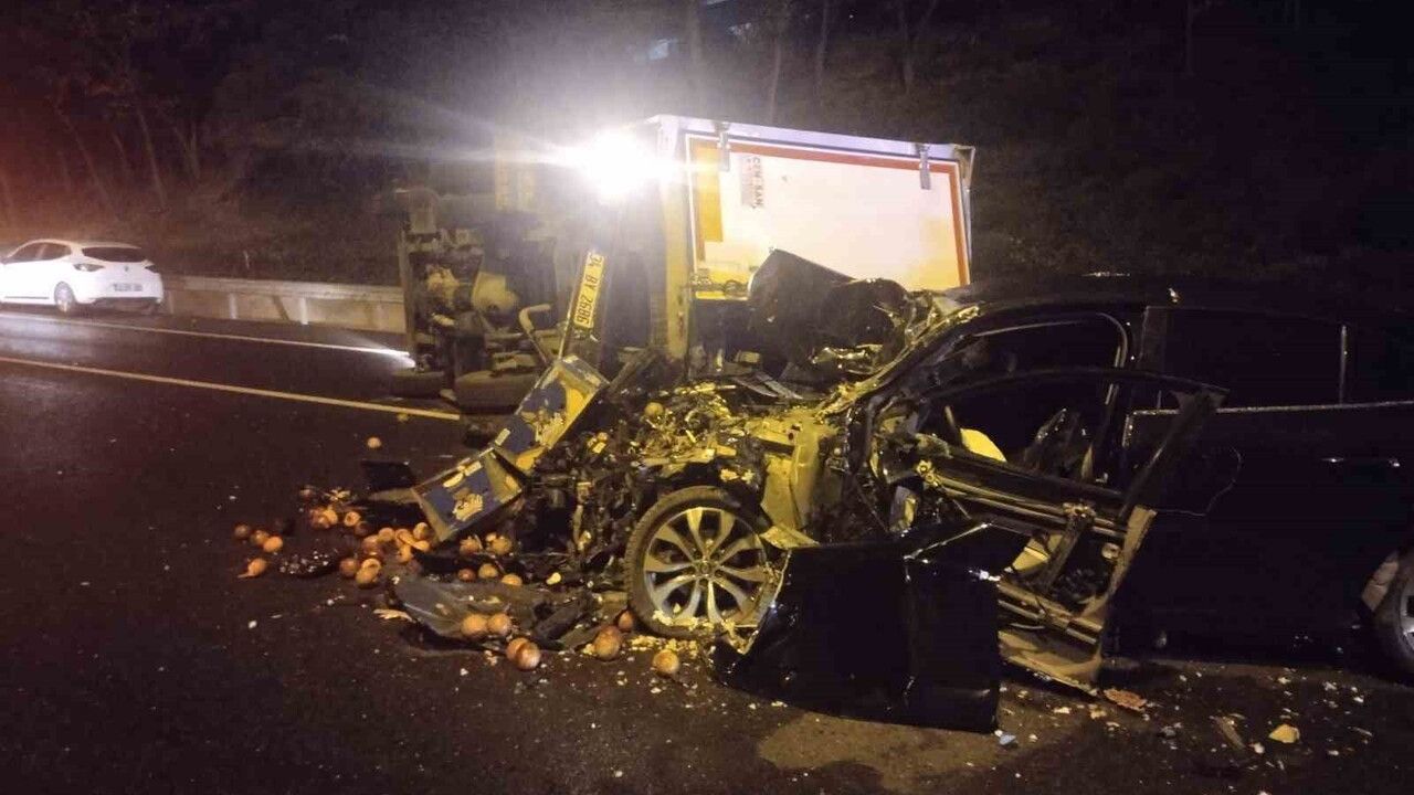 Ümraniye TEM Otoyolu’nda Otomobil Kamyonete Çarptı: 2 Yaralı