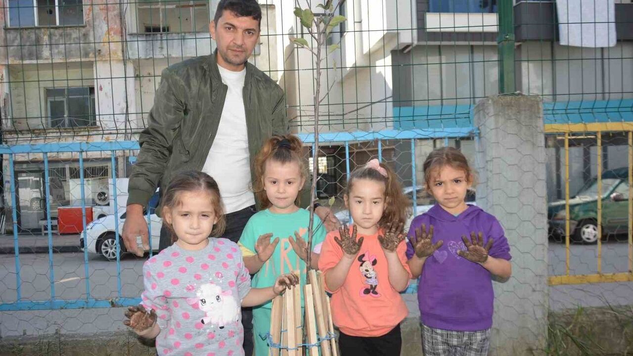 Ünye’de Anasınıfı Öğrencileri 'Yeşil Vatan' İçin 16 Meyve Fidanı Dikti