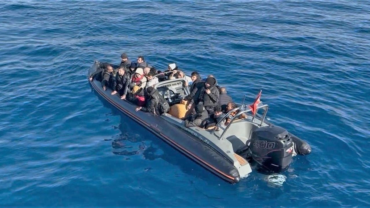 Urla açıklarında 28 düzensiz göçmen ve 2 kaçakçı yakalandı