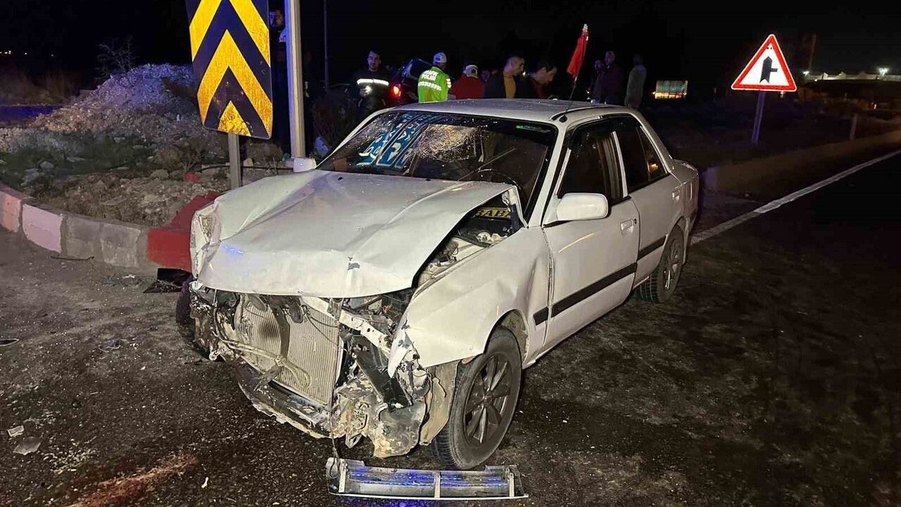 Uşak'ta İki Otomobil Çarpıştı: 1'i Bebek, 10 Yaralı