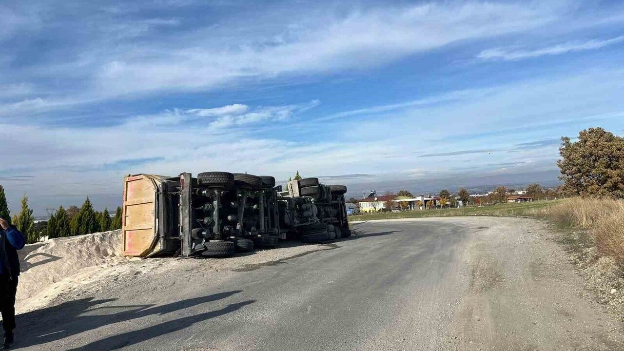 Uşak'ta Tır Yan Yattı: Sürücü A.D. (49) Hafif Yaralandı