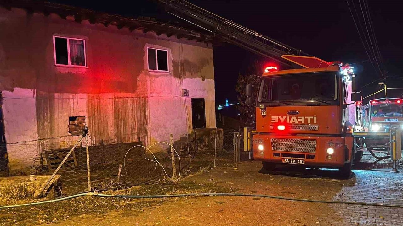 Uşak'ta Yıldırım Çatı Yangınına Neden Oldu — Banaz…