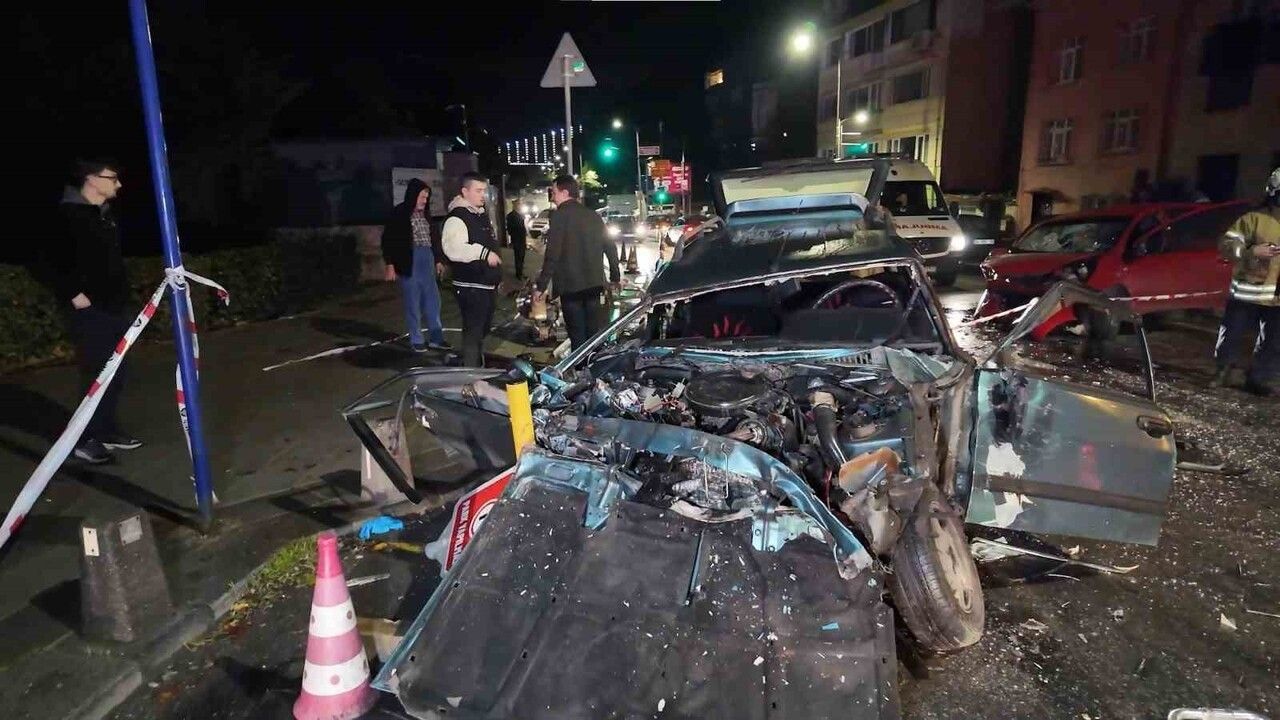Üsküdar'da Zincirleme Kaza: Tofaş Hurdaya Döndü, 3 Yaralı