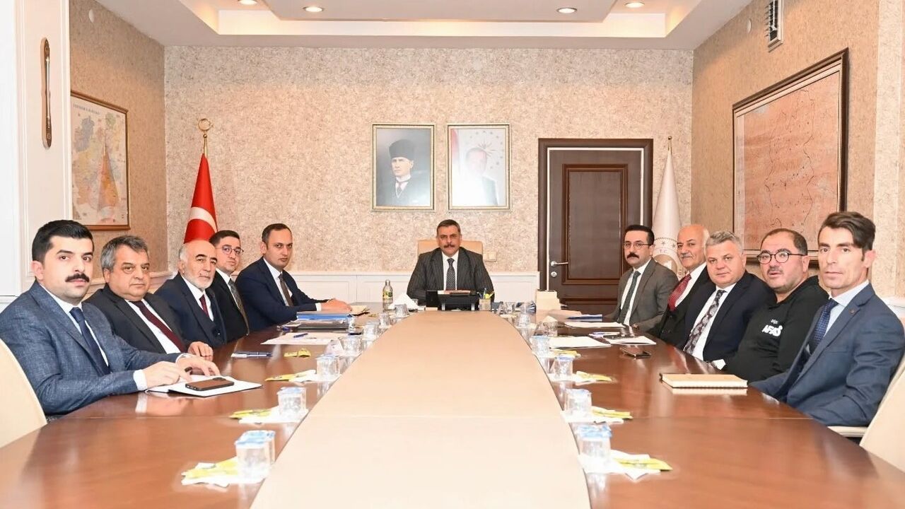 Uzundere Heyelanı Masaya Yatırıldı: Vali Çiftçi Başkanlığında Değerlendirme