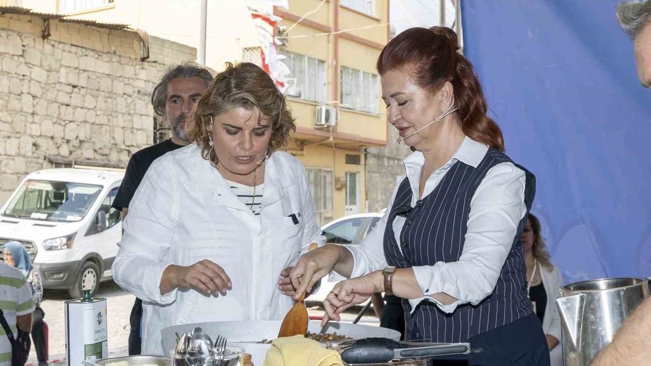 Vahap Seçer Tarsus’ta Gastronomi Show'da 'Tarstuni'yi Tanıttı