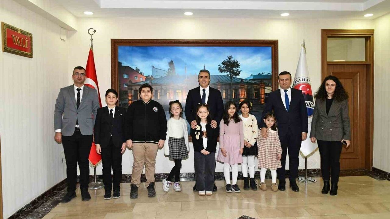 Vali Hayrettin Çiçek 20 Kasım Dünya Çocuk Hakları Günü'nde çocukları ağırladı