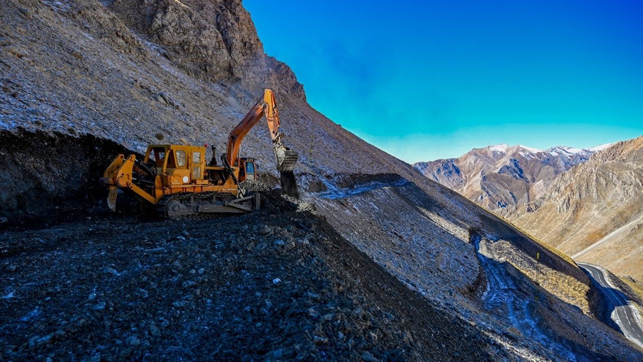 Van-Bahçesaray'da Çığ Yataklarına "Palye" Setleriyle Önlem