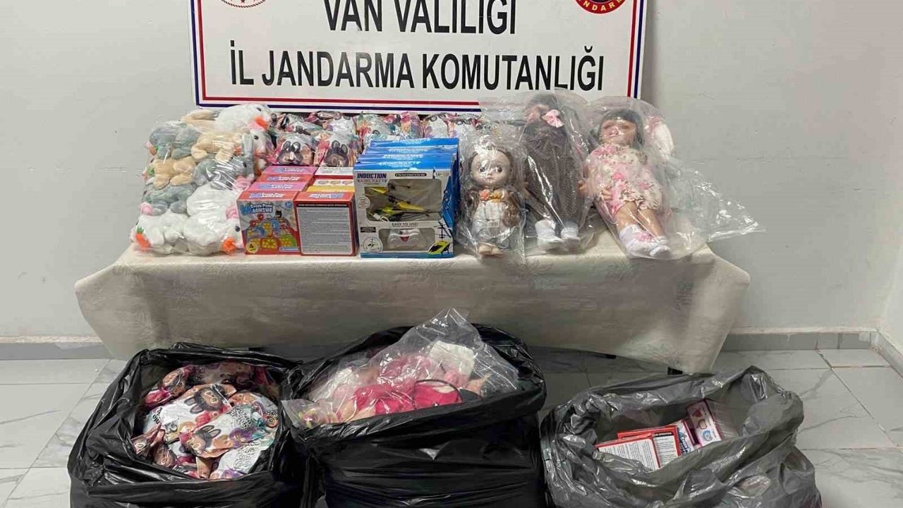 Van Başkale'de Jandarma 308 Parça Kaçak Eşya ile 175 Kilogram Şeker ve 110 Kilogram Pirinç Ele Geçirdi