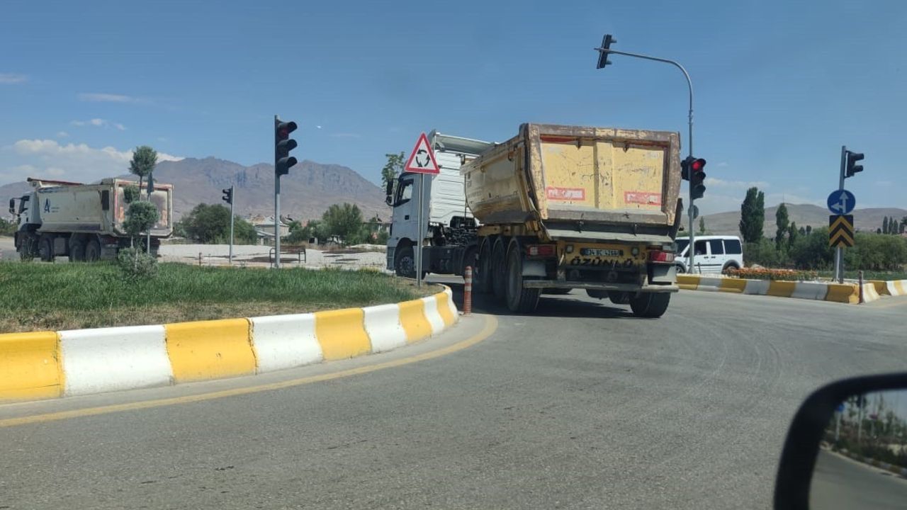 Van'da 12 km Sahil Yolu Çökme Tehlikesi: Ağır Tonaj Endişesi