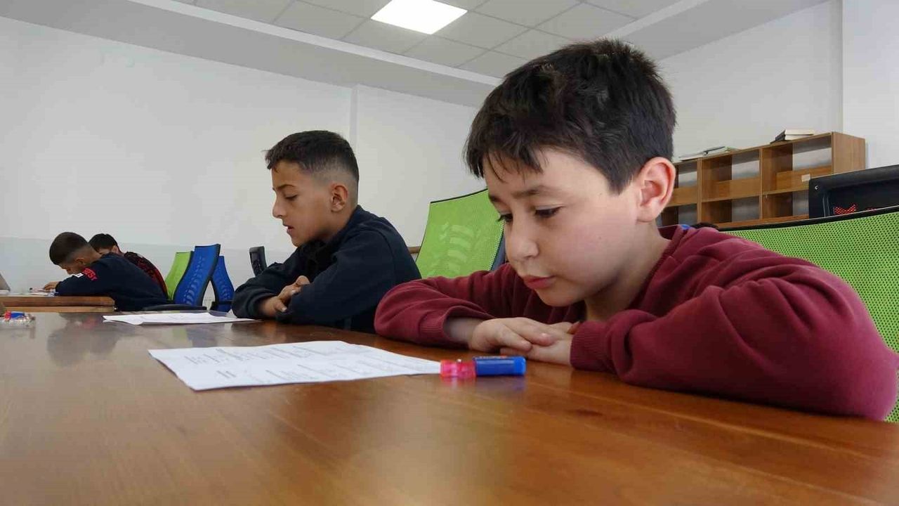 Van'da Ara Tatilde Öğrenciler Süphan Gençlik Merkezi'nde Dini Bilgilerle Yarıştı