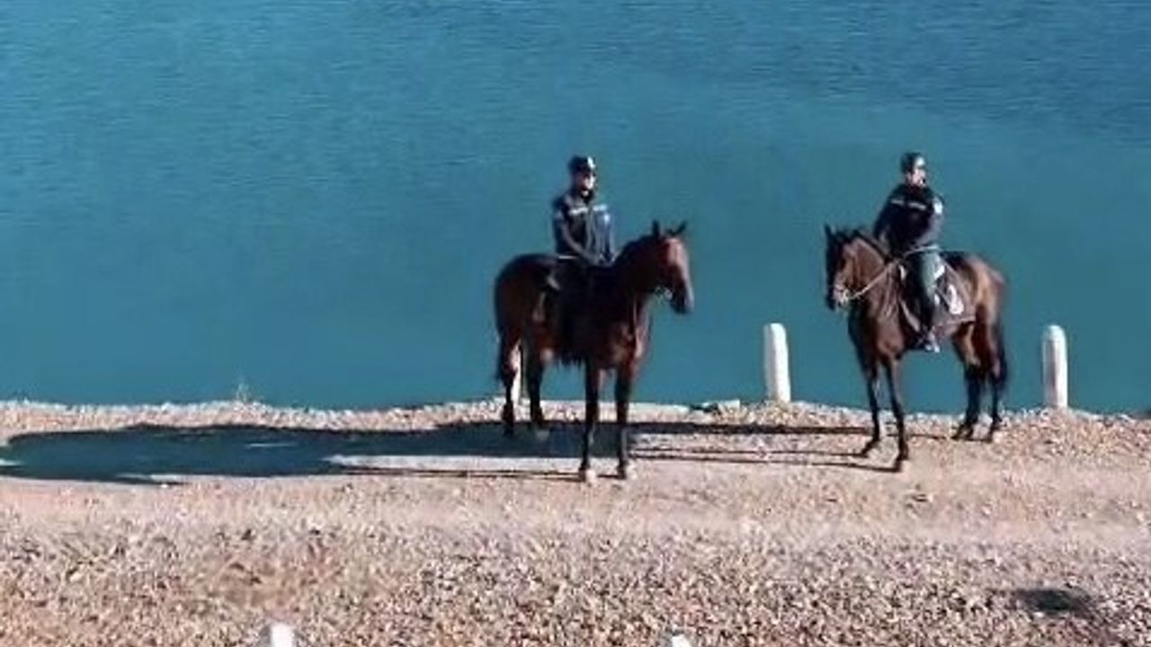 Van'da Atlı Jandarma Timleri Zernek Barajı'nda Devriye