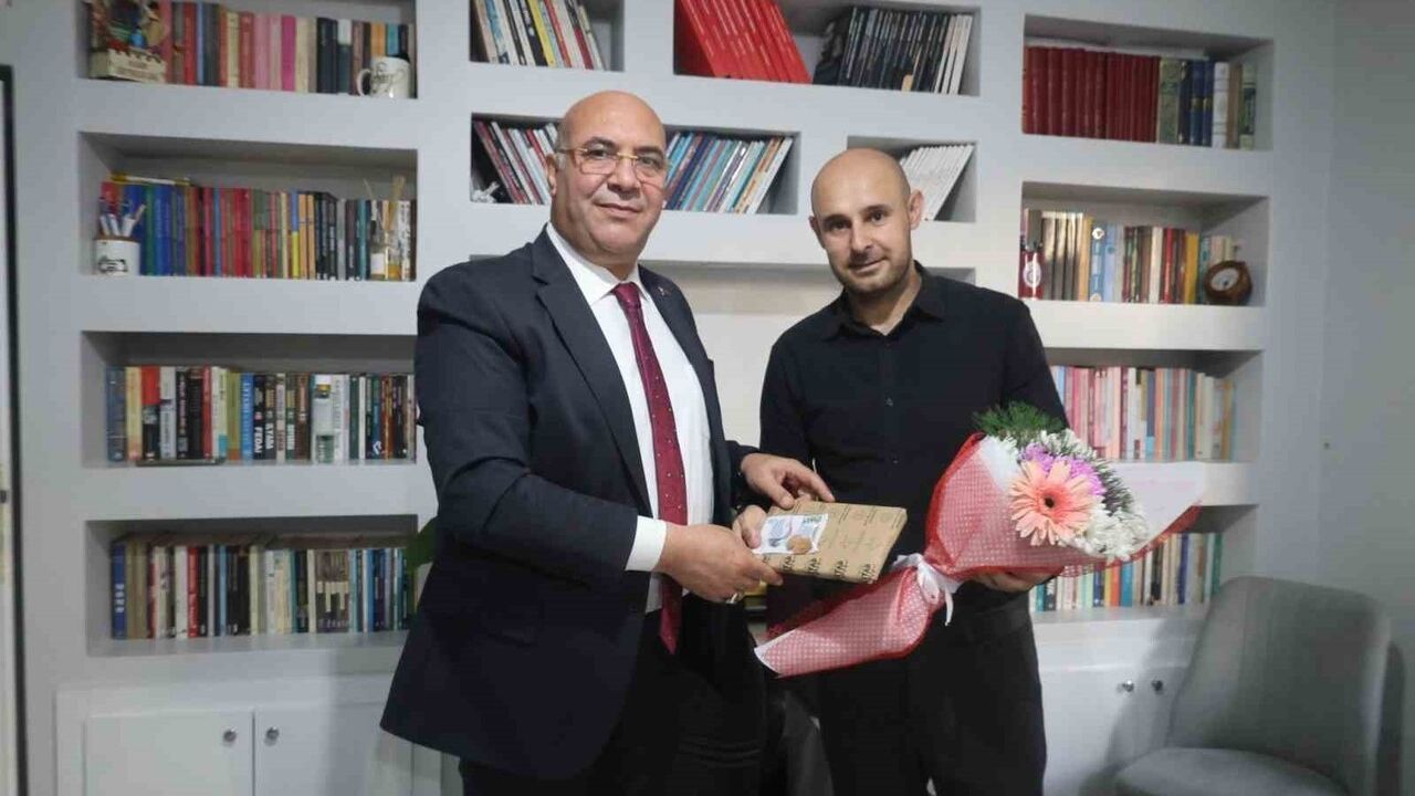 Van'da Bıçaklı Saldırıda Yaralanan Öğretmene Moral Ziyareti