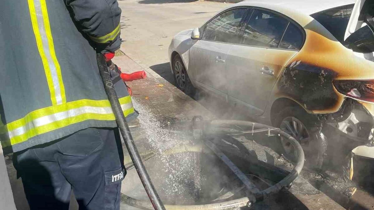 Van'da çöp konteynerine atılan yanıcı madde otomobile sıçradı