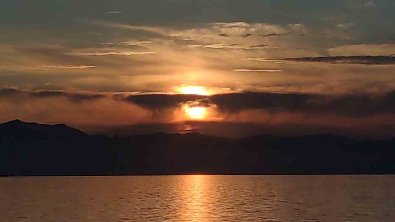 Van’da Eşzamanlı Gökyüzü Şovu: Gün Batımıyla Ay Doğdu