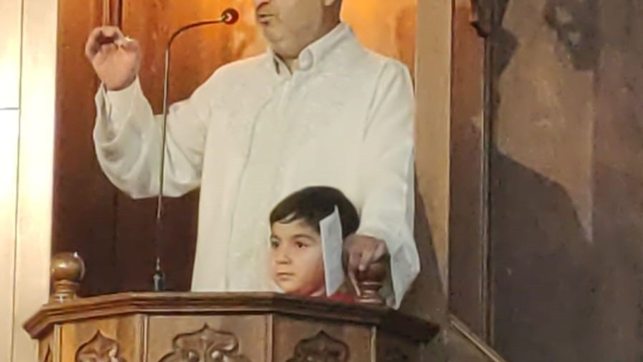 Van'da İmam Hatip, Minbere Çıkan Çocuğu Yanına Alıp Hutbeyi Birlikte Okudu