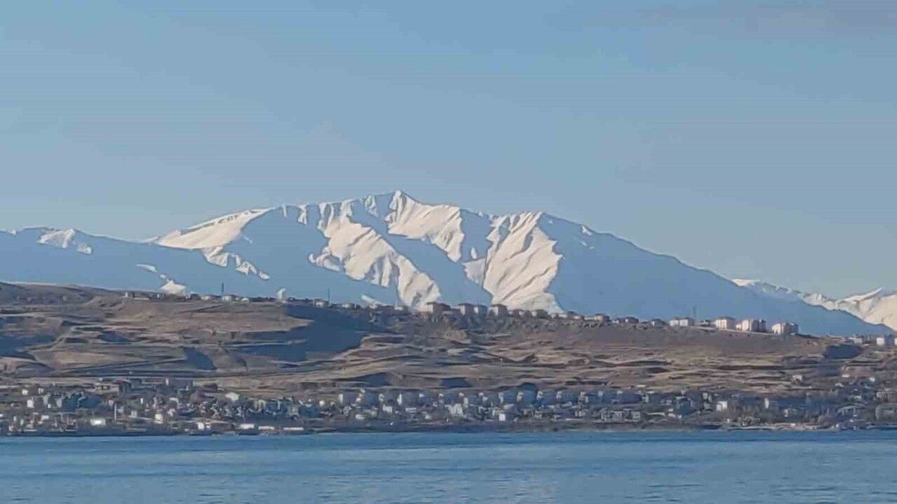 Van'da Kar: 3 bin 550 rakımlı Artos Dağı ve Karabet Geçidi Beyaza Büründü