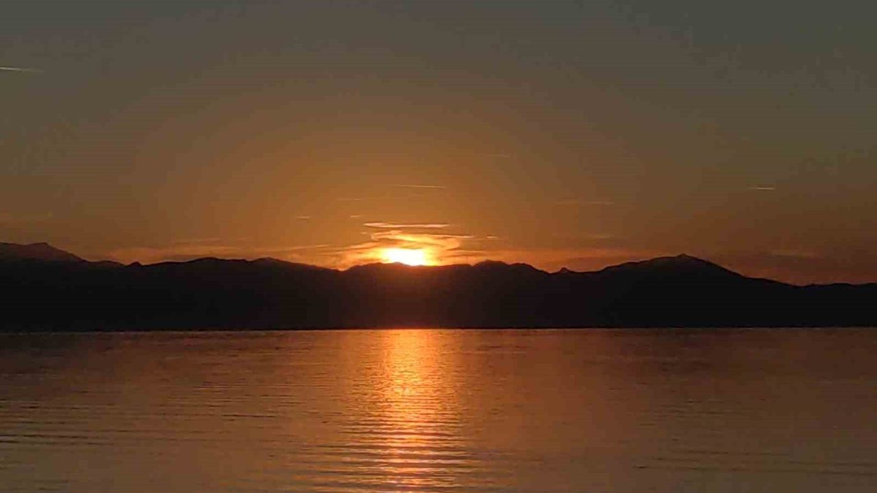 Van'da Kartpostallık Akşam: Uçaklar, Göçmen Kuşlar ve Kızıl Günbatımı