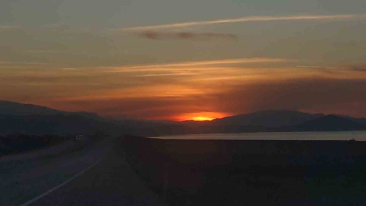 Van'da Kartpostallık Günbatımı: Gökyüzü Kızıla Büründü