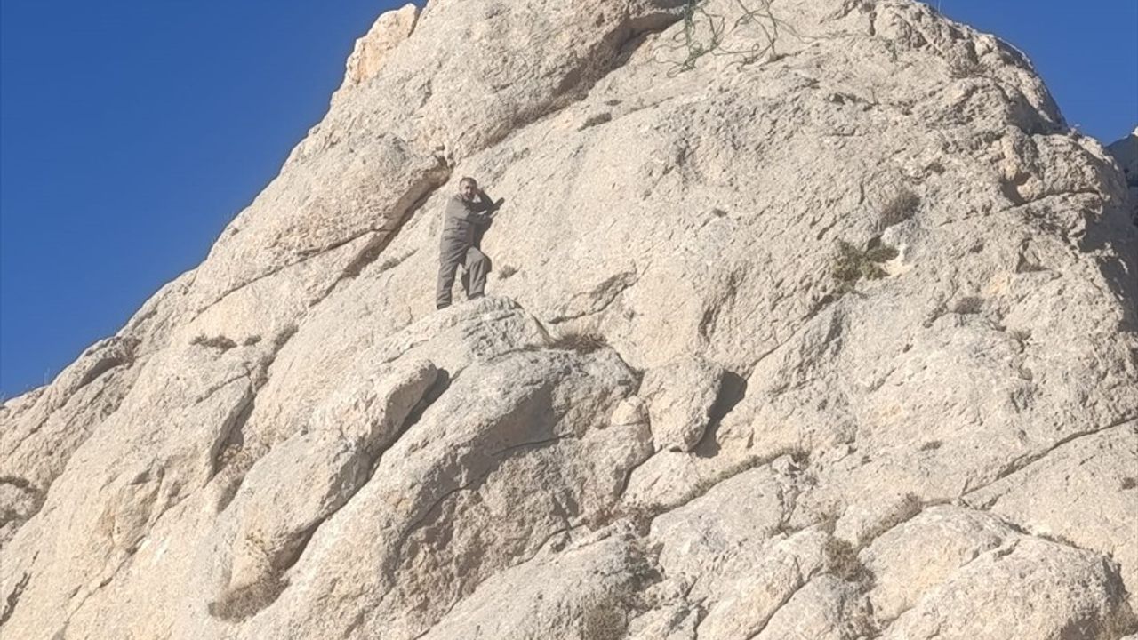 Van'da Kayalıklarda Mahsur Kalan Kişi AFAD'ın Müdahalesiyle Kurtarıldı