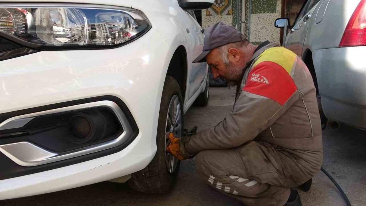 Van'da Kış Lastiği Zorunluluğu Öncesi Lastikçilerde Yoğunluk