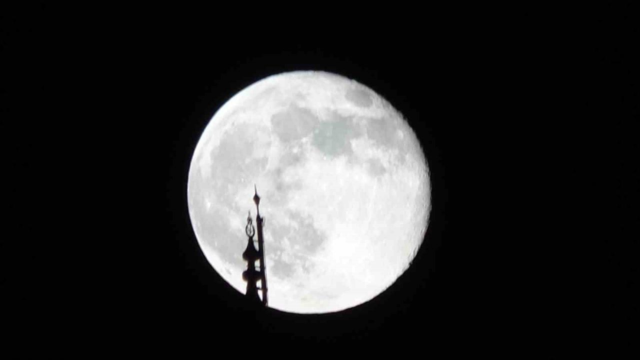 Van'da Şişkin Ay Gökyüzünde Kartpostallık Görüntüler
